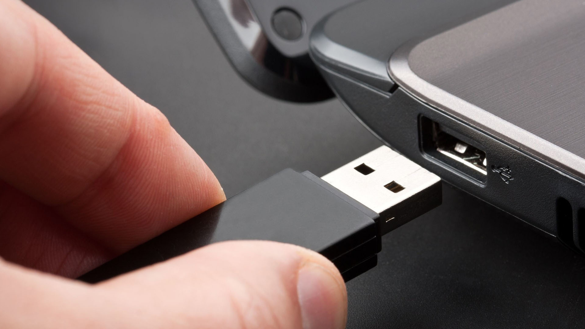 Mối nguy hiểm từ việc sử dụng USB cá nhân cũng ảnh hưởng rất lớn đến bảo mật
