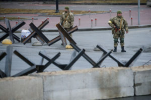 Các thành viên của Lực lượng Phòng vệ Lãnh thổ Ukraine đứng gác tại một điểm kiểm tra tại Quảng trường Độc lập ở trung tâm Kyiv, Ukraine - ảnh: Reuters